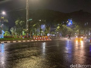 Hujan Basahi sebagian Wilayah Surabaya Jelang Pergantian Tahun Baru 2024 Hujan Basahi sebagian Wilayah Surabaya Jelang Pergantian Tahun Baru 2024