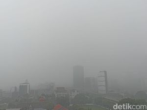 Kawasan Tendean Jaksel hingga Cibinong Hujan Deras Jelang Malam Tahun Baru Kawasan Tendean Jaksel hingga Cibinong Hujan Deras Jelang Malam Tahun Baru