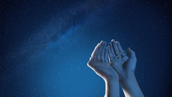 Ilustrasi berdoa Muslim hands praying with prayer beads at outdoor with night scene background