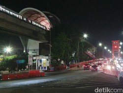 Jalan Sudirman Menuju Jembatan Ampera Padat Jelang Malam Tahun Baru