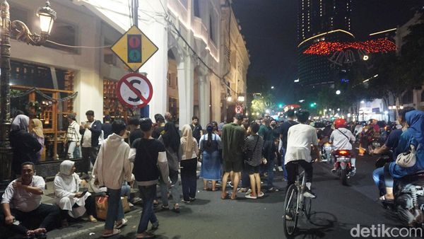 Jalan Tunjungan Dipadati Warga Jelang Pergantian Tahun