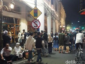 Jalan Tunjungan Dipadati Warga Jelang Pergantian Tahun Jalan Tunjungan Dipadati Warga Jelang Pergantian Tahun