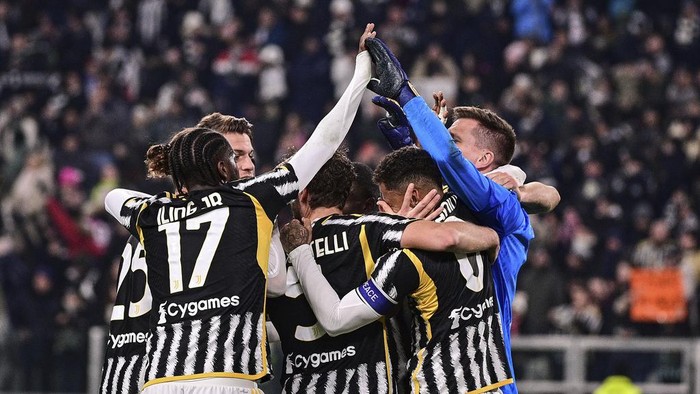 Juventus players celebrate on the field at the end of the Italian Serie A soccer match between Juventus and Roma at the Allianz Stadium in Turin, Italy, Saturday, Dec. 30, 2023. (Marco Alpozzi/LaPresse via AP)