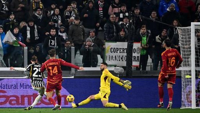 Juventus French midfielder #25 Adrien Rabiot (L) shoots to score Juventus first goal during the Italian Serie A football match between Juventus and Roma at the Allianz Stadium in Turin, on December 30, 2023. (Photo by Isabella BONOTTO / AFP)