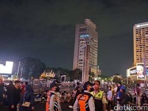 Kawasan Bundaran HI Mulai Dipadati Warga Jelang Pergantian Tahun