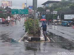 Kawasan Puncak Bogor Hujan dan Berkabut, Pengendara Diminta Hati-hati