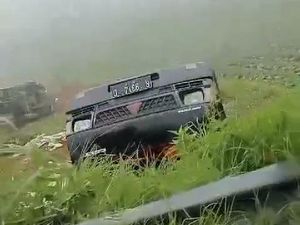 Minibus Tabrak Pikap di Jalur Wisata Dieng, 12 Luka-luka Minibus Tabrak Pikap di Jalur Wisata Dieng, 12 Luka-luka