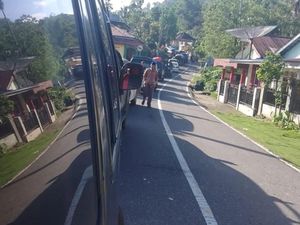 Jalinsum Manna-Tanjung Sakti Macet Panjang Imbas Longsor Jalinsum Manna-Tanjung Sakti Macet Panjang Imbas Longsor