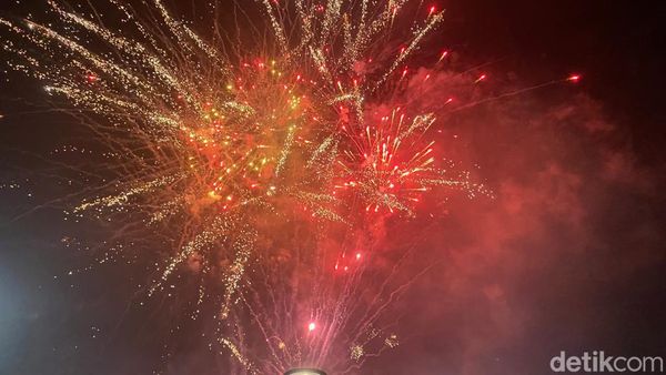 Potret Langit Makassar Bertabur Kembang Api di Malam Tahun Baru 2024