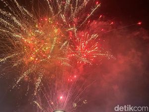 Potret Langit Makassar Bertabur Kembang Api di Malam Tahun Baru 2024 Potret Langit Makassar Bertabur Kembang Api di Malam Tahun Baru 2024
