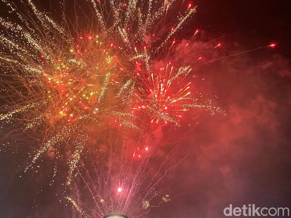Potret Langit Makassar Bertabur Kembang Api di Malam Tahun Baru 2024
