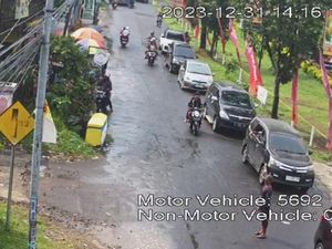 Jalur Kawasan Wisata Trawas Padat, Pacet Lengang Diguyur Hujan Jalur Kawasan Wisata Trawas Padat, Pacet Lengang Diguyur Hujan