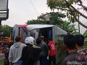 Bus Sumber Selamat Terguling di Jalan Solo-Ngawi