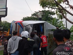 Bus Sumber Selamat Terguling di Jalan Solo-Ngawi