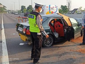 Honda Civic Tabrak Guard Rail Jalan Tol Sidoarjo hingga Pengemudinya Tewas Honda Civic Tabrak Guard Rail Jalan Tol Sidoarjo hingga Pengemudinya Tewas