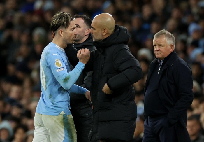 Manchester City Soccer Football - Premier League - Manchester City v Sheffield United - Etihad Stadium, Manchester, Britain - December 30, 2023 Manchester City's Jack Grealish with manager Pep Guardiola after being substituted REUTERS/Phil Noble NO USE WITH UNAUTHORIZED AUDIO, VIDEO, DATA, FIXTURE LISTS, CLUB/LEAGUE LOGOS OR 'LIVE' SERVICES. ONLINE IN-MATCH USE LIMITED TO 45 IMAGES, NO VIDEO EMULATION. NO USE IN BETTING, GAMES OR SINGLE CLUB/LEAGUE/PLAYER PUBLICATIONS.