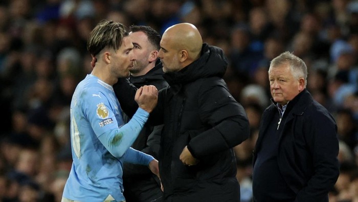 Soccer Football - Premier League - Manchester City v Sheffield United - Etihad Stadium, Manchester, Britain - December 30, 2023  Manchester Citys Jack Grealish with manager Pep Guardiola after being substituted REUTERS/Phil Noble NO USE WITH UNAUTHORIZED AUDIO, VIDEO, DATA, FIXTURE LISTS, CLUB/LEAGUE LOGOS OR LIVE SERVICES. ONLINE IN-MATCH USE LIMITED TO 45 IMAGES, NO VIDEO EMULATION. NO USE IN BETTING, GAMES OR SINGLE CLUB/LEAGUE/PLAYER PUBLICATIONS.