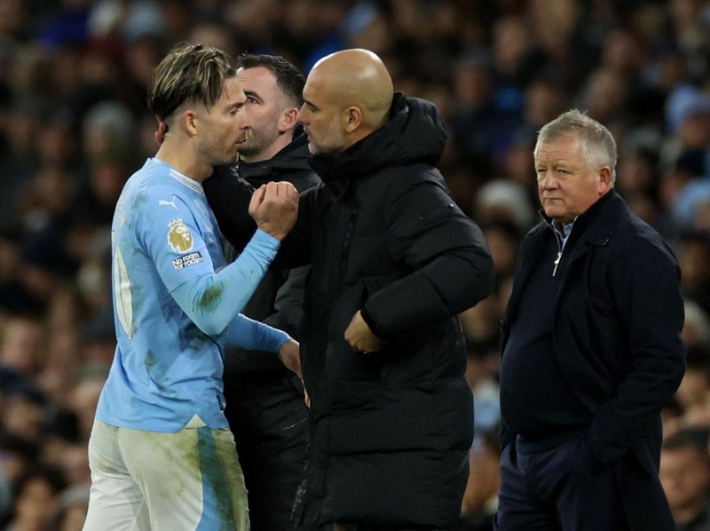 Soccer Football - Premier League - Manchester City v Sheffield United - Etihad Stadium, Manchester, Britain - December 30, 2023  Manchester City's Jack Grealish with manager Pep Guardiola after being substituted REUTERS/Phil Noble NO USE WITH UNAUTHORIZED AUDIO, VIDEO, DATA, FIXTURE LISTS, CLUB/LEAGUE LOGOS OR 'LIVE' SERVICES. ONLINE IN-MATCH USE LIMITED TO 45 IMAGES, NO VIDEO EMULATION. NO USE IN BETTING, GAMES OR SINGLE CLUB/LEAGUE/PLAYER PUBLICATIONS.