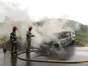 Pulang Liburan dari Cianjur, Mobil Wisatawan Terbakar di Rancabali