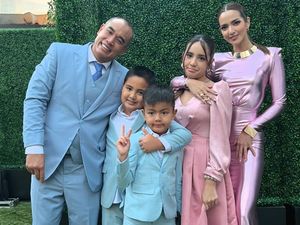 6 Gaya Nia Ramadhani & Keluarga Hadiri Ultah Pernikahan Mertua di Amerika