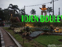 Sejumlah Taman di Kota Malang Dipagari Rafia Jelang Malam Tahun Baru
