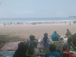 Pantai Serang Blitar Dipadati 4.000 Lebih Pengunjung di Hari Terakhir 2023