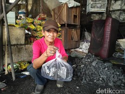 Jelang Pergantian Tahun Baru, Penjual Arang di Palembang Kebanjiran Orderan