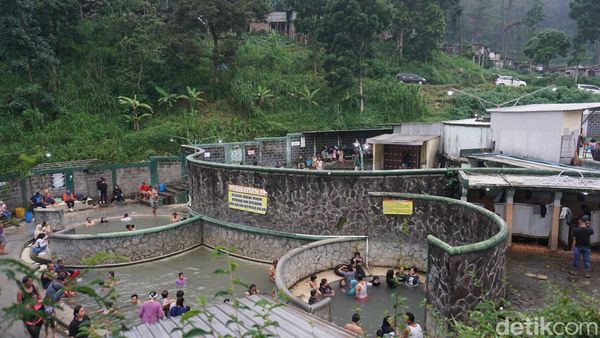 Ramainya Pemandian Air Panas Padusan Mojokerto Jelang Malam Tahun Baru 2024