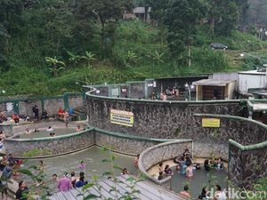 Ramainya Pemandian Air Panas Padusan Mojokerto Jelang Malam Tahun Baru 2024