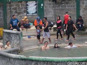 Geliat Pemandian Air Panas Padusan Mojokerto Jelang Tahun Baru 2024