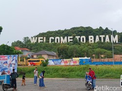Penampakan Spanduk Prabowo-Gibran yang Tutupi Monumen Welcome To Batam