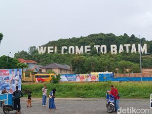 Penampakan Spanduk Prabowo-Gibran yang Tutupi Monumen Welcome To Batam Penampakan Spanduk Prabowo-Gibran yang Tutupi Monumen Welcome To Batam
