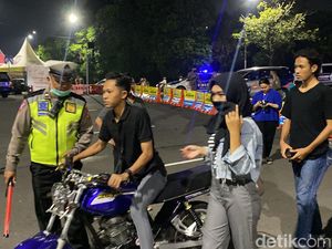 Puluhan Remaja Hendak Tahun Baruan ke Surabaya Diputar Balik di Bundaran Waru Puluhan Remaja Hendak Tahun Baruan ke Surabaya Diputar Balik di Bundaran Waru