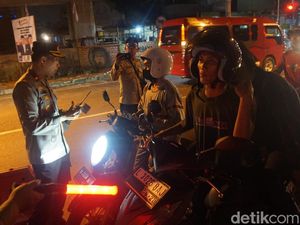 Penyekatan Malam Tahun Baru di Jalan Mastrip Surabaya, 2 Dus Miras Disita