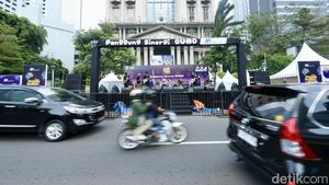 Persiapan Panggung Hiburan Tahun Baru di Sudirman-Thamrin