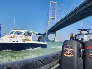 Polisi Antisipasi Laka Laut di Pesisir Surabaya Jelang Pergantian Tahun