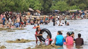 Potret Pantai Aceh Barat Ramai Pengunjung Liburan Tahun Baru