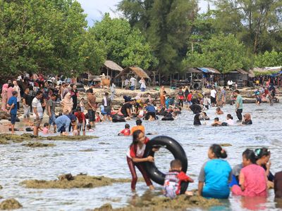 Potret Pantai Aceh Barat Ramai Pengunjung Liburan Tahun Baru