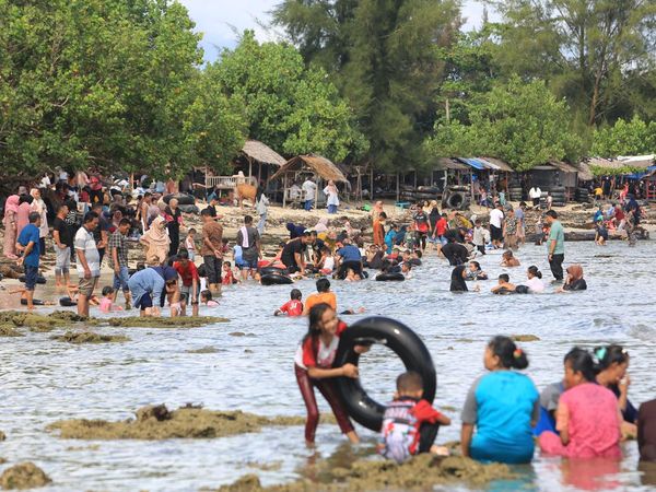 Potret Pantai Aceh Barat Ramai Pengunjung Liburan Tahun Baru