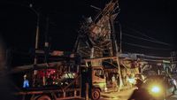Rangka Atap Rumah di Pandeglang Nyangkut di Kabel Listrik