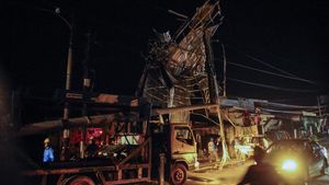 Rangka Atap Rumah di Pandeglang Nyangkut di Kabel Listrik