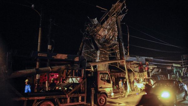 Rangka Atap Rumah di Pandeglang Nyangkut di Kabel Listrik