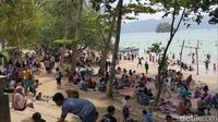 Ribuan Wisatawan Padati  Pantai Mutiara Trenggalek Jelang Pergantian Tahun