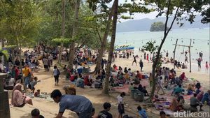 Ribuan Wisatawan Padati  Pantai Mutiara Trenggalek Jelang Pergantian Tahun