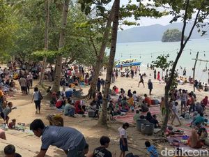 Ribuan Wisatawan Padati Pantai Mutiara Trenggalek Jelang Pergantian Tahun Ribuan Wisatawan Padati Pantai Mutiara Trenggalek Jelang Pergantian Tahun