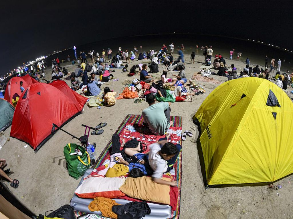Sambut Tahun Baru, Warga Padati Pantai Ancol hingga Bangun Tenda Sambut Tahun Baru, Warga Padati Pantai Ancol hingga Bangun Tenda