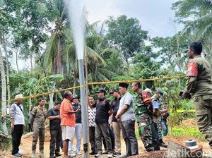 Semburan Air Imbas Sumur Bor di Pamekasan Masih Memancar Semburan Air Imbas Sumur Bor di Pamekasan Masih Memancar