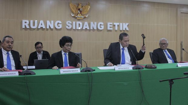 Ketua Dewan Pengawas KPK Tumpak Hatorangan Panggabean (kedua kanan) bersama anggota Dewas KPK Syamsuddin Haris (kiri), Albertina Ho (kedua kiri), dan Harjono i (kanan) memimpin sidang etik dengan agenda pembacaan putusan terkait pelanggaran etik Ketua nonaktif KPK Firli Bahuri di Kantor Dewan Pengawas KPK, Gedung ACLC KPK, Jakarta, Rabu (27/12/2023). Dewas KPK menjatuhkan sanksi berat terhadap Ketua nonaktif KPK Firli Bahuri berupa diminta untuk mengundurkan diri sebagai pimpinan KPK karena dinilai terbukti secara sah dan meyakinkan melakukan pelanggaran kode etik dan kode perilaku terkait pertemuannya dengan mantan Menteri Pertanian Syahrul Yasin Limpo (SYL). ANTARA FOTO/Reno Esnir/tom.