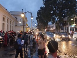 Hujan Tak Bikin Surut Minat Pengunjung Jalan Asia Afrika Bandung