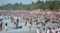 Suasana Pantai Kuta Bali Diserbu Wisatawan Jelang Pergantian Tahun